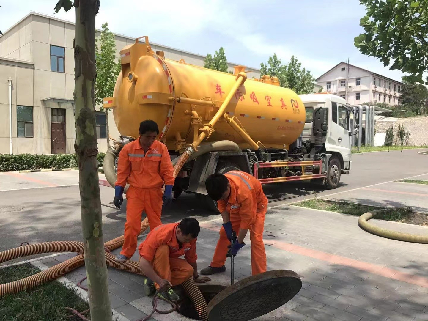 卢市镇管道疏通车停在窨井附近