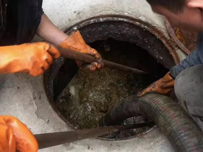 卢市镇清理化粪池时如何避免沼气的危害?